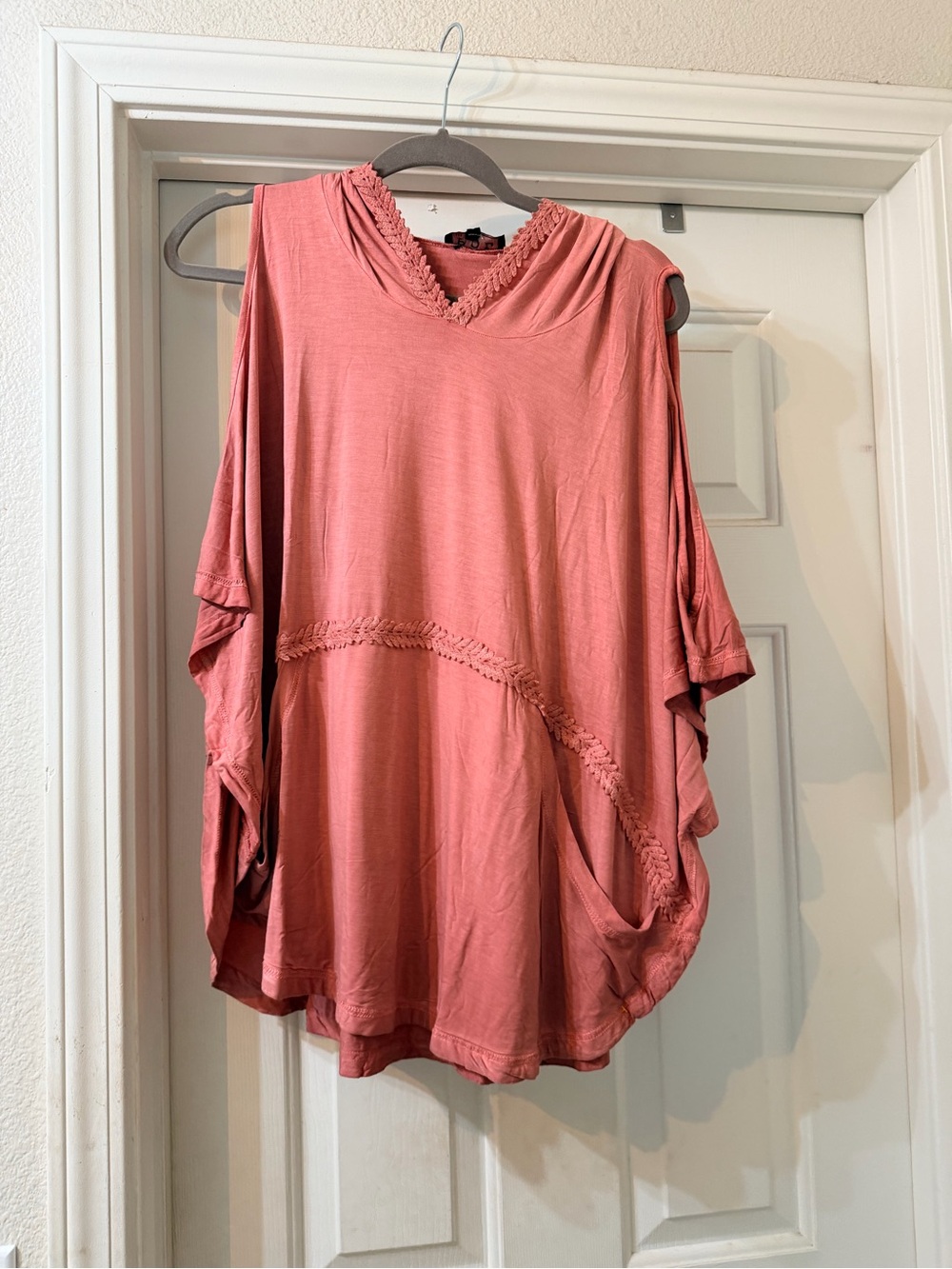 POL Cold-Shoulder Tunic Top in Dusty Rose